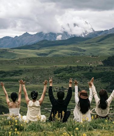 3D2N • Chengdu + Mount Siguniang + Bipenggou + Dagu Glacier: Light Hiking · Tibetan Afternoon Tea · Glacier Photoshoot