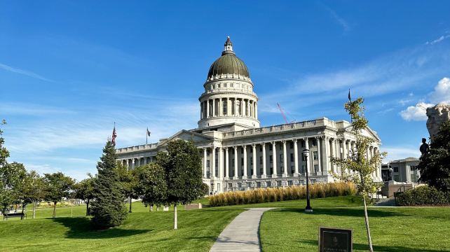 6-Day National Park Adventure Tour from Denver to Salt Lake City · Yellowstone, Mount Rushmore, Grand Teton, Arches National Park