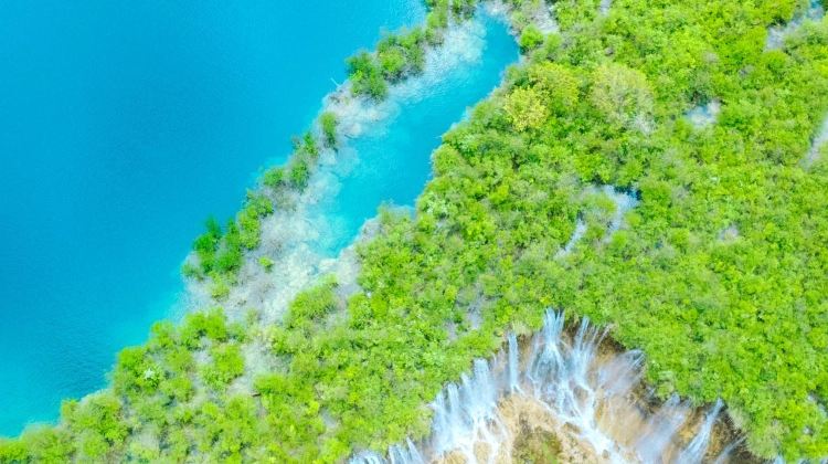 2D1N · Group Tours · Fairy-tale Jiuzhaigou + Dreamlike Huanglong, professional guide service, carefully selected 4-diamond hotels, complimentary travel photography & afternoon tea