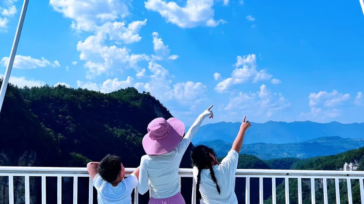 长沙+张家界+天门山+凤凰5日4晚跟团游·纯玩4钻【4大全景纵览】玻璃桥+玻璃栈道丨大峡谷（游船+洞穴+瀑布）天门山（索道往返+天门洞+天空步道）宿凤凰古城·赏夜景+乾州文庙非遗+明星导游+苗服体验+三大美食+长沙接送