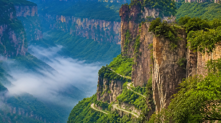 5-Day Tour Henan's four great ancient capitals and unveil the cliff-hanging road of Wanxian and the Yuntai waterscape.