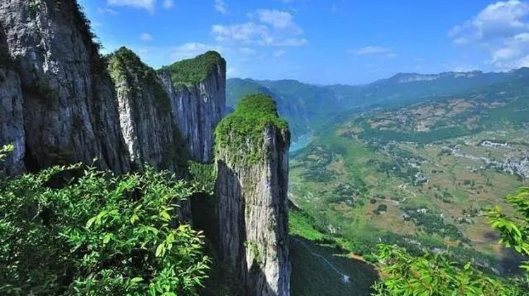 恩施市+神农架5日4晚私家团·【恋上双城#高端定制】VIP包车&奢牌5钻酒店【自营车队&行程可调&9座以下直达神农顶|大九湖】赠西兰卡普大秀&宣恩龙舟竹筏《大峡谷+狮子关+屏山悬浮船+神农架原始森林》科学定制#动车衔接