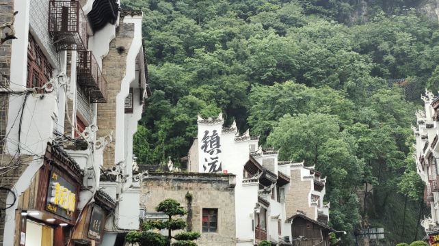 9-Day Guangxi and Guizhou Highlights Private Tour·Guilin, Yangshuo, Guiyang, Anshun, Kaili, Zhenyuan and Tongren丨Li River Cruise, Elephant Trunk Hill, Miao Village and Mount Fanjing