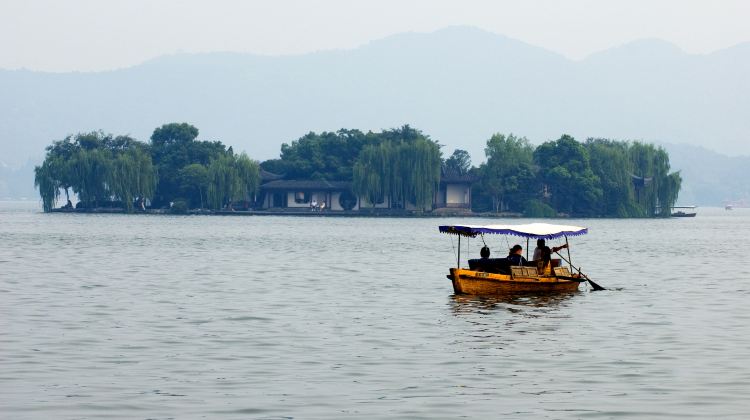 11-Day Shanghai, Hangzhou, Suzhou, Wuzhen, Jingdezhen, Wangxian Valley, Huangshan , Hongcun, Xixinan · 3 Intangible Cultural Heritage Experiences · Airport Transfer Upgrade · Complimentary Michelin Dining