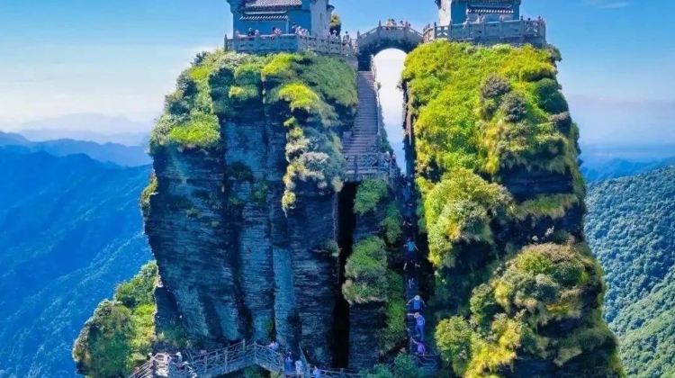 6-Day Private Tours: Huangguoshu Waterfalls Scenic Area, Xijiang Miao Village, Libo, Mount Fanjing, Zhenyuan Ancient Town