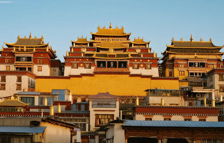 7-day 6-night · Private tours · Kunming + Dali + Lijiang + Shangri-La · Journey to the Secret Land of Southwest China, stay at hot spring resorts, Erhai Lake scenic hotels, and snow scenic hotels, and choose your favorite room type. Watch the scenery of Erhai Lake and Pudacuo Forest Park, freely explore Lijiang, and have excellent drivers and tour guides provide you with thoughtful services during your journey.