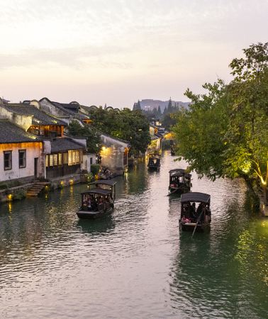 6天5晚 • 上海＋蘇州＋杭州＋烏鎮西柵，可調整行程，可更換或不含飯店，烏鎮水鄉，漫步西湖，贈蘇式下午茶，精選 5 鑽飯店