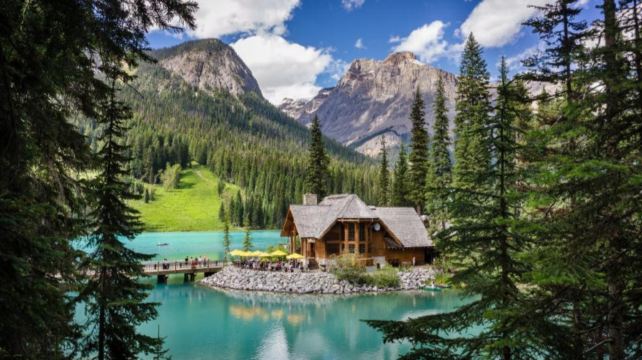 5-Day Canadian Rockies Scenic Slow Travel Tour from Calgary·Slow Train Journey with Complimentary National Park Pass, VIA Rail & Bus, Featuring Three Iconic Lakes and the Columbia Icefield