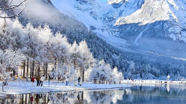 4-Day Autumn foliage to winter frost: Jiuzhaigou & Huanglong by high-speed rail - all-inclusive with hotel & airport transfer