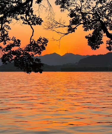 5D4N • Hangzhou + Huangshan City: No Shopping Stops & One Vehicle Throughout Enjoy the magnificent clouds and strange rocks, and embrace the sunrise and sunset.