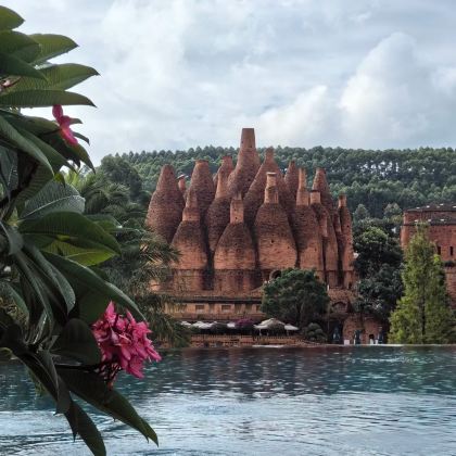 云南昆明+抚仙湖+建水+普者黑风景区+弥勒+碧色寨风景区7日6晚拼小团