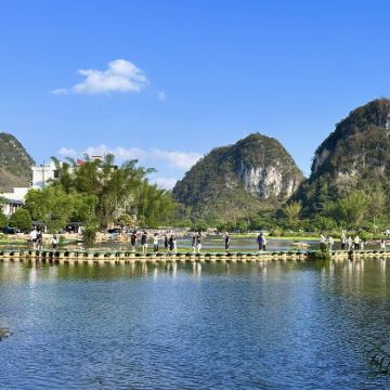 广西南宁+巴马+三门海+古龙山大峡谷+鹅泉+德天瀑布+峒那屿湾景区+银滩4日3晚跟团游