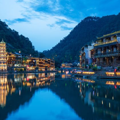 张家界+天门山+武陵源+大峡谷+凤凰5日4晚跟团游