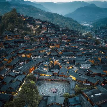 贵州贵阳+黄果树景区+荔波+西江千户苗寨+镇远县+梵净山7日6晚拼小团