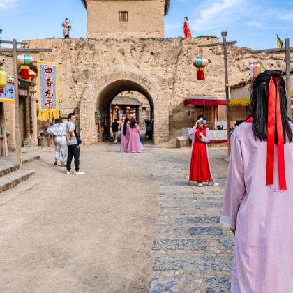 中国宁夏银川镇北堡西部影城+贺兰山岩画+西夏陵+乌海湖休闲度假旅游区+拉僧庙+乌兰湖+腾格里沙漠天鹅湖+沙坡头+66号公路4日3晚跟团游