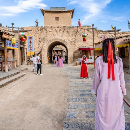 中国宁夏银川镇北堡西部影城+贺兰山岩画+西夏陵+乌海湖休闲度假旅游区+拉僧庙+乌兰湖+腾格里沙漠天鹅湖+沙坡头+66号公路4日3晚跟团游