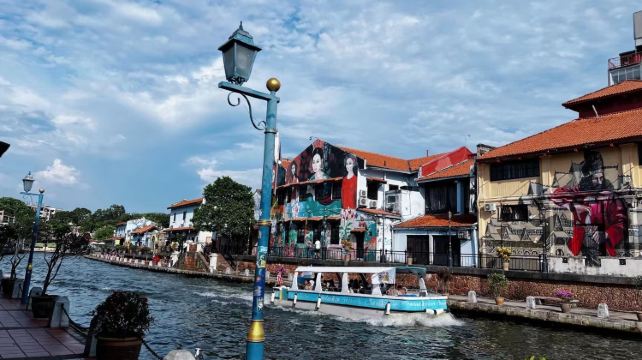 馬來西亞吉隆坡+布城+馬六甲4日3晚·6人小團+初探大馬+觀雙子塔+粉紅清真寺+逛吃唐人街+馬六甲海峽+走進+課本上的馬六甲+可升級雪蘭莪天空之鏡日遊+中文服務專屬管家+6人小團