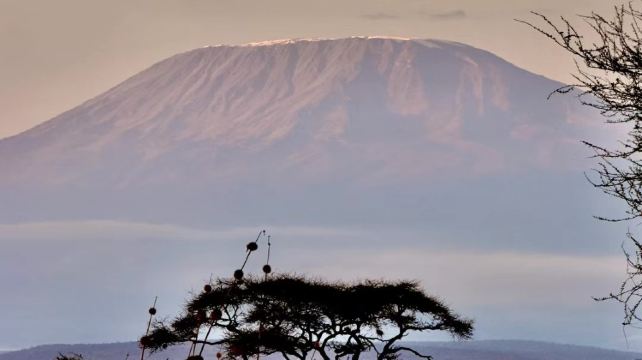 肯尼亚马赛马拉国家公园+纳库鲁湖国家公园+奈瓦沙湖+地狱之门国家公园+安博塞利四大国家公园8日7晚跟团游·单人可订 越野游猎车 马赛马拉入园3次 安博塞利 升级豪华舒适酒店 中文在线管家