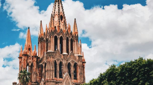 <10天>【16人中文團 · 墨西哥城+瓜納華託+坎昆】優選型坎昆沙灘全包酒店+坎昆進墨城出·含內陸段單程機票+瓜達盧佩聖母大教堂+日月金字塔+霍奇米爾科+奇琴伊察+粉紅湖+1日自由行(可選圖倫/女人島)