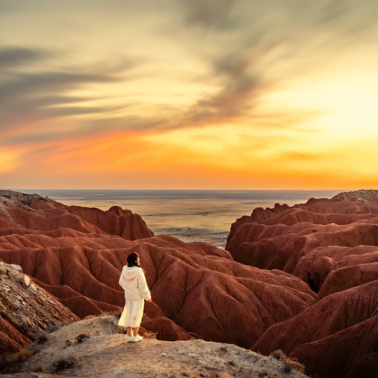 包头+乌兰哈达火山地质公园+辉腾锡勒草原+黄花沟草原旅游度假区+响沙湾4日3晚拼小团
