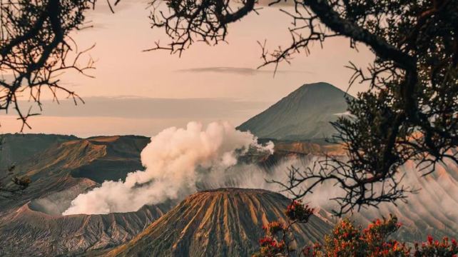 印度尼西亞泗水+巴厘島6日5晚·無人機旅拍+4人小團+中文司機管家服務+泗水+賽武瀑布+布羅莫火山看神奇日出 吉普車穿越沙海+伊真火山徒步+看絢爛藍火+巴厘島+佩尼達西線出海一日遊+羅威納追海豚