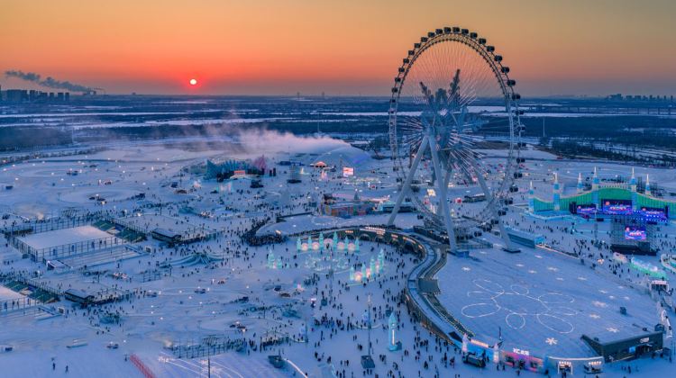 9-Day 8-person Small Group · Harbin + Mohe, Free themed-costume shooting & water-splash-to-ice activity on consultation. Snowpiercer sleeper berth + Ice-Snow World.