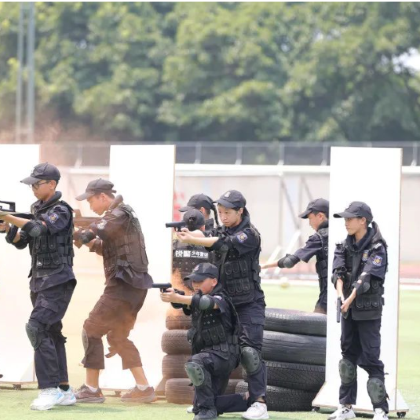 主题营地·广州7日儿童独立营·【锐警少年警训营】·近距离接触铁警神犬+枪支使用要领讲解+拆弹专家解密课堂+急救包扎安全课+排雷障碍虚拟赛+极限解救人质仿真赛+真人cs对抗+特战手语教学