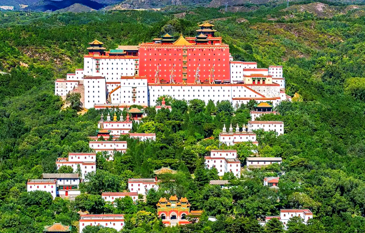 6 天5 晚 · 私人包團 · 北京＋承德＋古北水鎮＋頤和園＋天壇公園＋避暑山莊 · 【秋日邂逅北京：從市區到郊區，秋景一路相伴】<承德、古北水鎮>世界遺產+溫泉6天團 承德小布達拉宮、避暑山莊、古北水鎮(提燈夜遊欣賞夜景+水舞秀+無人機表演+溫泉)、司馬台長城(包纜車往返)、故宮、天壇公園、頤和園、什剎海、煙袋斜街</承德、古北水鎮>