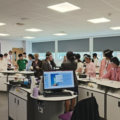 全真插班·英国12天冬令营游学|影子学伴1对1陪同计划+真实的英国微留学插班课堂+安排英国学伴家庭同住，深度了解英伦文化学习氛围+牛津参访学子零距离接触+与shi长对话+哈利波特制片厂