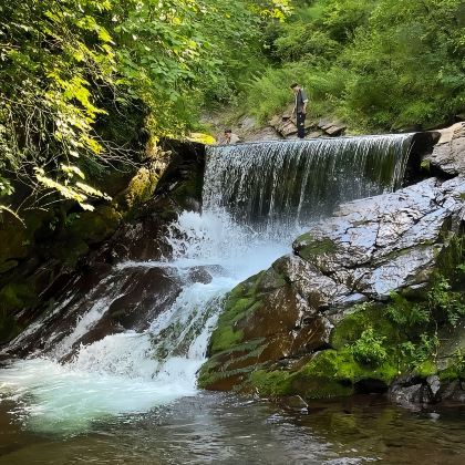六盘山国家森林公园+六盘山红军长征纪念馆+老巷子景区+火石寨国家地质(森林)公园2日跟团游