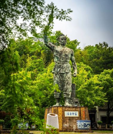 2天1晚 • 點選下方贈景德鎮陶瓷特色冰箱貼＆千年窯火榮獲世界遺產獨自走進瓷都景德鎮，尋覓各式精美陶瓷工藝