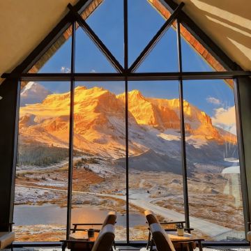 加拿大卡尔加里+莱斯布里奇+沃特顿湖国家公园+省立恐龙公园+布鲁克斯+德兰赫勒+麋鹿岛国家公园8日7晚拼小团