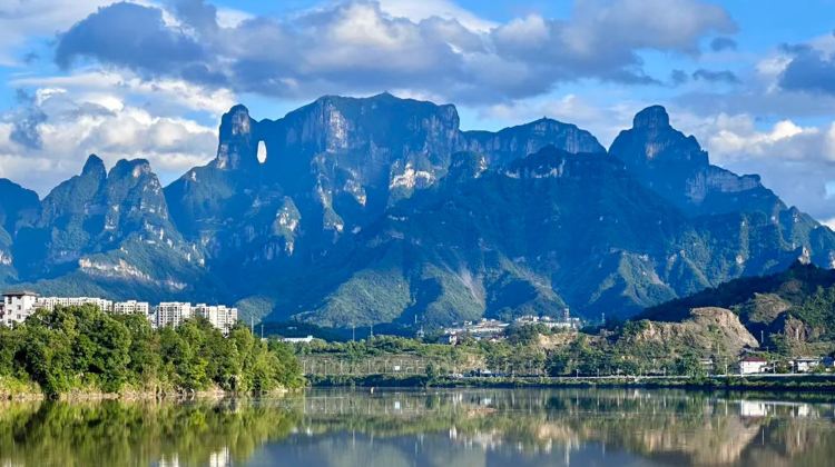 2D1N · Group Tours ·  6-Mini group tour + Zhangjiajie + Zhangjiajie National Forest Park + Yuanjiajie&Gift Bailong Sky Ladder + Yangjiajie Cableway&with 4 adults to upgrade to villa