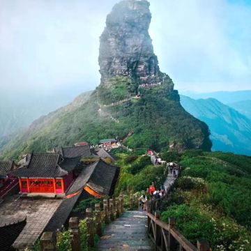 贵州贵阳+黄果树景区+荔波小七孔景区+西江千户苗寨+梵净山+万峰林景区+赤水大瀑布+中国村超圣地11日10晚拼小团