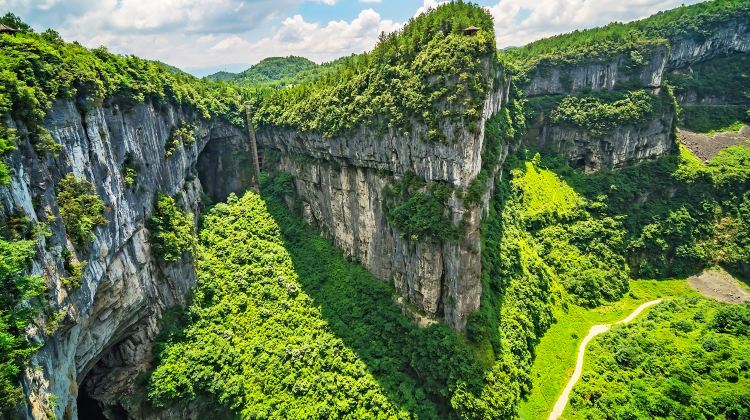 2日1晚 · 旅行团 · 武隆仙女山+天生三桥+龙水峡地缝+芙蓉洞+船游芙蓉江·7人优选纯玩团 丨金牌导游带队 丨全景武隆+赠船游芙蓉江+缆车+芙蓉江+索道