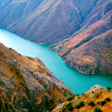 颛顼龙洞旅游景区+迤沙拉民族文化村+金沙江大峡谷+新山梯田+阿署达四季花海景区+攀枝花中国三线建设博物馆4日3晚私家团
