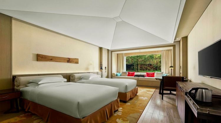 4-Day 3 nights' Hilton or Equivalent Luxury Hotel - 2 days Deep Exploration of Jiuzhaigou - Huanglong - Fully Covered Itinerary: Park Tickets & All Shuttle & In-Scenery Transit