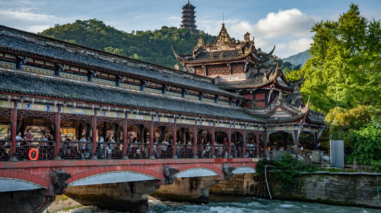 10-Day Private Tour: Chengdu, Jiuzhaigou, Huanglong National Scenic Area, Mount Emei, Leshan, Dujiangyan | Sichuan Opera Face-changing Performance + Tibetan Costume Photo Session·  