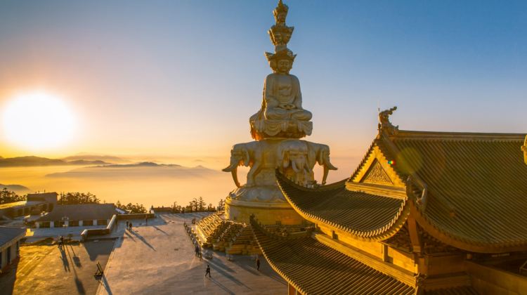Pure tour without shopping,Climb Emei Mountain Summit,Boat tour of Leshan Giant Buddha,Stay in selected 4 - diamond hotels,s