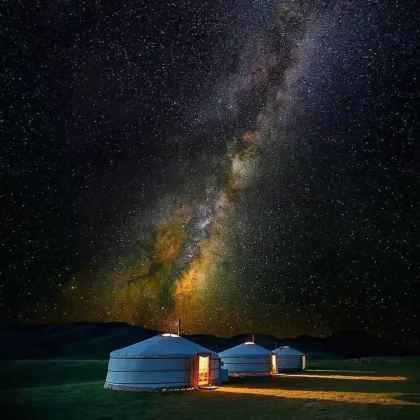 哈素海+希拉穆仁草原+银肯塔拉沙漠生态文化旅游区+内蒙古博物院3日2晚跟团游