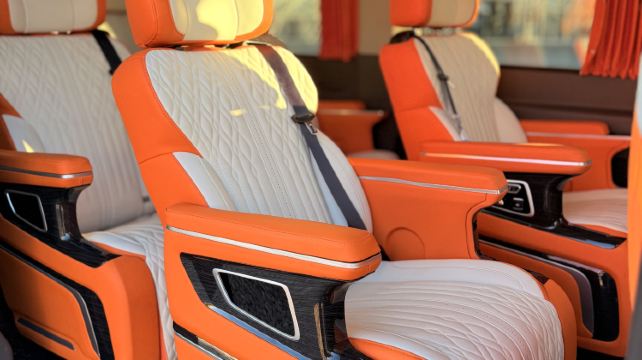 6-Day Luxury Yellowstone Tour from Las Vegas · Zion, Grand Teton, Horseshoe Bend, Lake Powel and Yellowstone Bear World | Max 10 