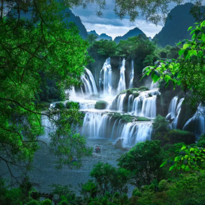 广西靖西通灵大峡谷+鹅泉+崇左德天跨国瀑布景区+明仕田园+凭祥友谊关景区+东兴东兴国门景区+防城港白浪滩+钦州三娘湾+北海北海银滩景区+北海老街+涠洲岛8日7晚私家团