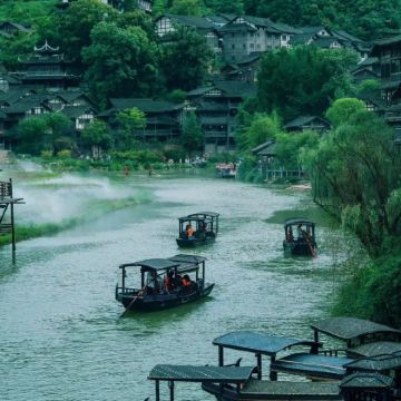 贵州贵阳+十二背后·地下河谷景区+贵州乌江寨国际旅游度假区+黄果树景区+荔波小七孔景区+西江千户苗寨+十二背后·地下裂缝景区6日5晚私家团