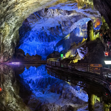 贵州贵阳+黄果树景区+荔波小七孔景区+西江千户苗寨+梵净山+万峰林景区+赤水大瀑布+肇兴侗寨+乌蒙大草原14日13晚拼小团