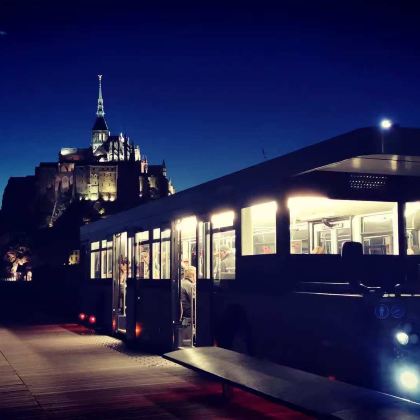 法国中央-卢瓦尔河谷大区尚博尔香波堡+法兰西岛大区凡尔赛凡尔赛宫+诺曼底圣米歇尔山圣米歇尔山修道院+巴约+舍农索城堡+布列塔尼大区迪南6日5晚私家团