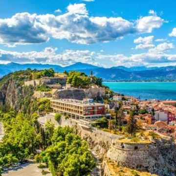 纳夫普利翁+希腊伯罗奔尼撒+科林斯运河+埃皮达鲁斯剧场+阿拉霍瓦小镇+迈泰奥拉3日2晚跟团游