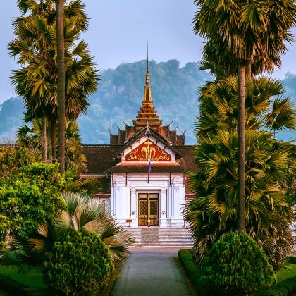 老挝琅勃拉邦省琅勃拉邦王宫+香通寺+光西瀑布+普西山+洋人街+琅勃拉邦老城4日3晚私家团
