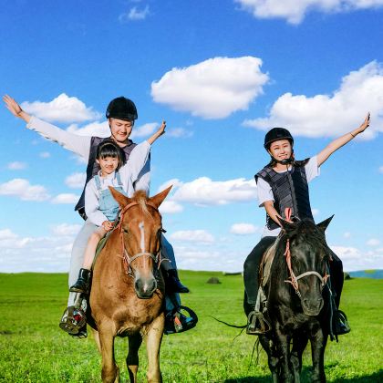 亲近自然·含机票【住草原湖畔湖景蒙古包+套娃酒店1号楼】呼伦贝尔草原亲子营7天6晚【私家马场马术学习+摄影师全程旅拍】莫尔格勒河畔非遗文化游学【草原音乐会+敖鲁古雅舞台剧】喂驯鹿+玩转套娃乐园+俄罗斯大马戏