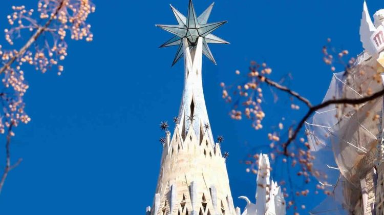 <4天>【易遊歐洲 1人成團】法國+西班牙·巴黎進巴塞羅那出+巴塞羅那+阿維尼翁+石頭城+塞南克修道院+附贈巴塞羅那Citywalk+（單人免費拼房/歐陸式早餐/華人導遊）