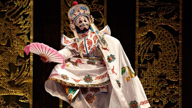 5-Day Explore Sichuan: Panda Base, Dujiangyan, Qingcheng Mt, Sanxingdui Museum, Chengdu city walk. Stay downtown hotels. Free Sichuan Opera face-changing + specialty dinner.